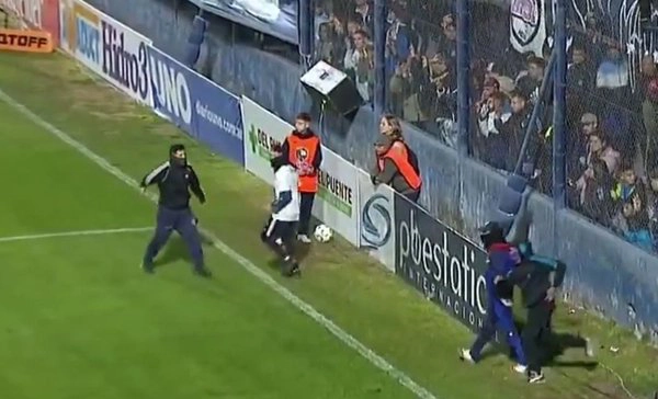 Mientras el equipo local y Gimnasia de La Plata jugaban el segundo tiempo del partido en Mendoza, un grupo de hinchas invadió el terreno de juego. 