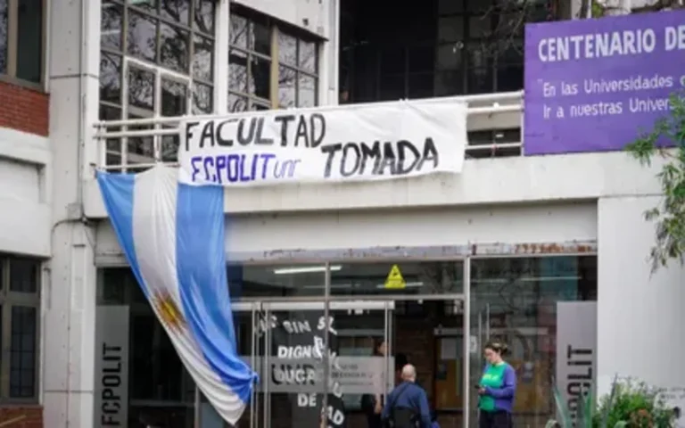 Incidentes en la UNR: dos detenidos por agredir a un estudiante