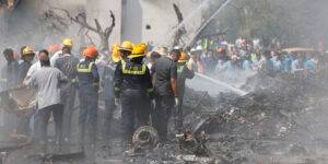 India: un avión con 240 personas cayó sobre una ciudad.