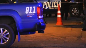 Patrullero y cinta policial en un procedimiento en Rosario