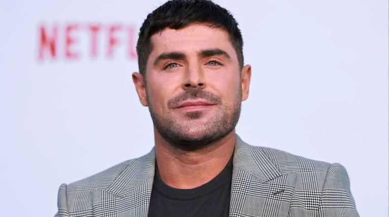 El actor estadounidense Zac Efron se encontraba en la pileta de un hotel en Ibiza cuando los empleados del establecimiento lo encontraron.