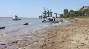 cuerpo flotando en el río