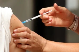Especialistas insisten con la vacuna del dengue