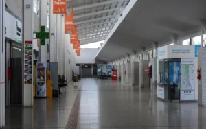 Rosario: irrumpió la terminal e intentó atropellar policías