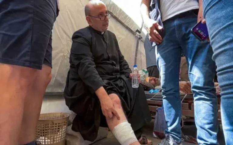 Israel bombardeó la iglesia católica de Gaza y resultó herido el cura argentino Gabriel Romanelli