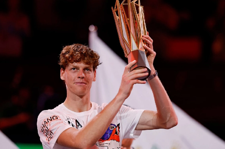 El italiano número 1 del mundo se adjudicó el Másters 1000 de Shangai tras vencer en la final a Djokovic por 7-6 y 6-3 .