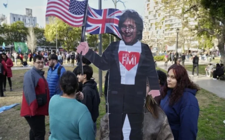 Javier Milei en Rosario: hay marchas en el centro contra sus políticas