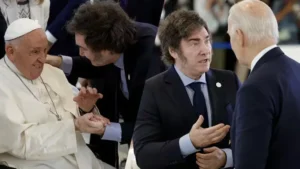 Javier Milei en la cumbre del G7 junto al papa Francisco y Joe Biden