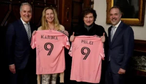 Javier Milei recibió una camiseta firmada por Lionel Messi.