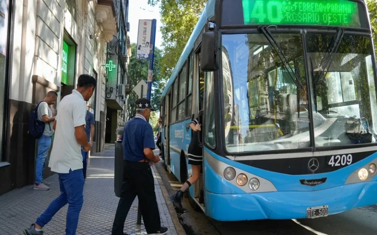 Javkin descartó subas inmediatas en el boleto de colectivo