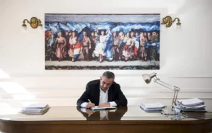 Javkin promulgó la ordenanza que elimina 40 tasas