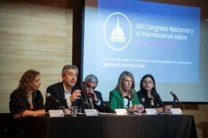Javkin reiteró su compromiso con la universidad pública en la apertura del Congreso sobre Democracia