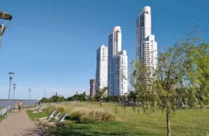 Jornada de miércoles primaveral en la ciudad