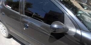 Joven destruyó el auto de su expareja con ácido y un cuchillo.