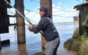 Joven pescador solidario cambia pescado por alimentos para familias necesitadas