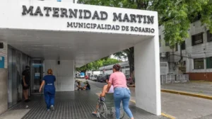 Mujer con trabajo de parto en el colectivo