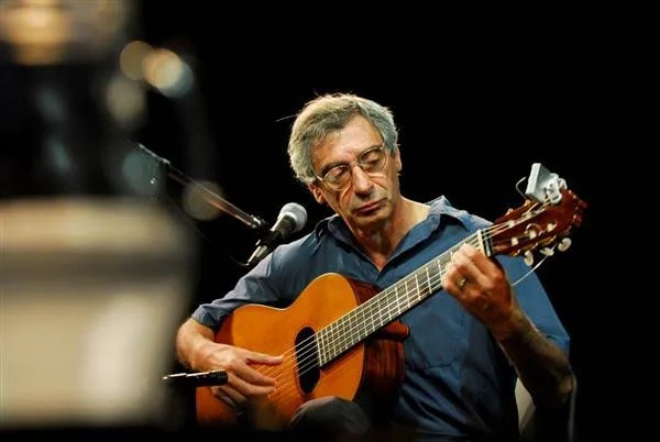 El reconocido cantautor actuará en el Complejo Cultural Atlas y con su show "De a guitarra por mi Patria". 