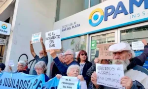 Jubilados protestan en Rosario por el conflicto en Pami
