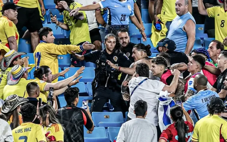 Jugadores uruguayos a las piñas con hinchas colombianos
