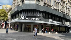 Fachada de un local de Musimundo cerrado tras la quiebra de Carsa
