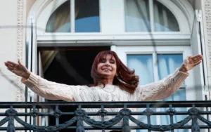 La Justicia notificó a Migraciones de la condena a Cristina Kirchner para evitar una eventual salida del país