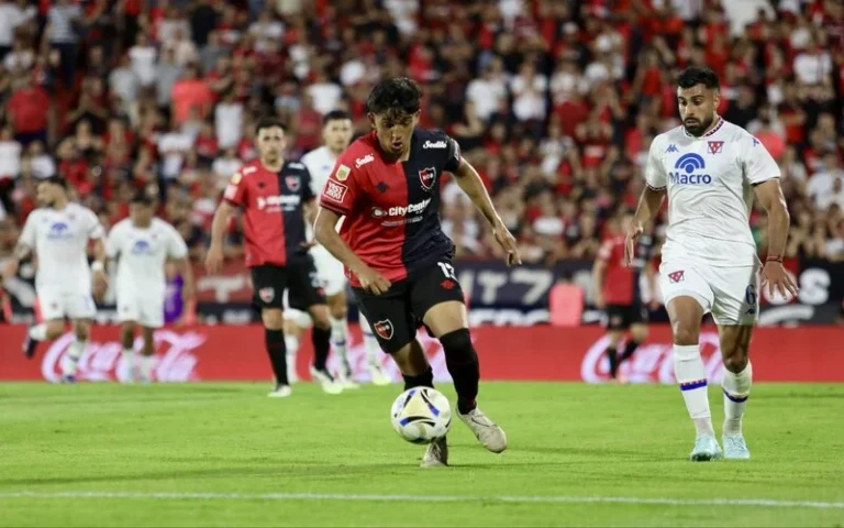 Newell's se mide ante Argentinos en La Paternal