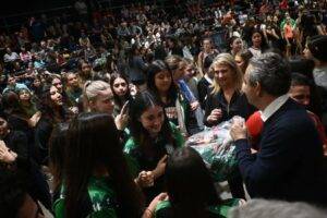 La Municipalidad entregó camisetas de vóley