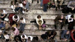 Persona sola en un espacio público, problema de salud pública