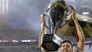 Trofeo de la Recopa de Campeones sobre el césped de un estadio