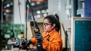 La actividad económica desaceleró su caída en julio