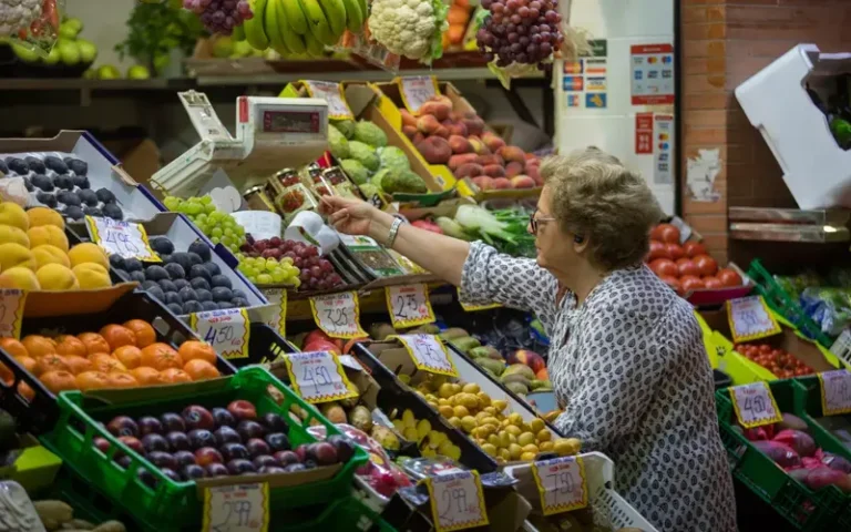 La baja del impuesto PAIS impactó en el precio de los alimentos