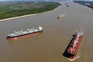 La bajante del río Paraná impacta en la carga promedio de los buques