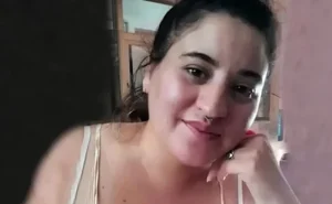 Patrullero y operativo policial en una zona urbana