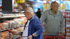 La canasta básica de una pareja de jubilados subió más de $40.000 en un mes