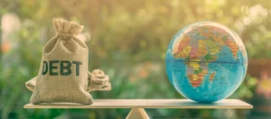 Indicadores económicos y gráficos financieros en una pantalla