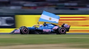 Hincha argentino entregando la bandera a Colapinto