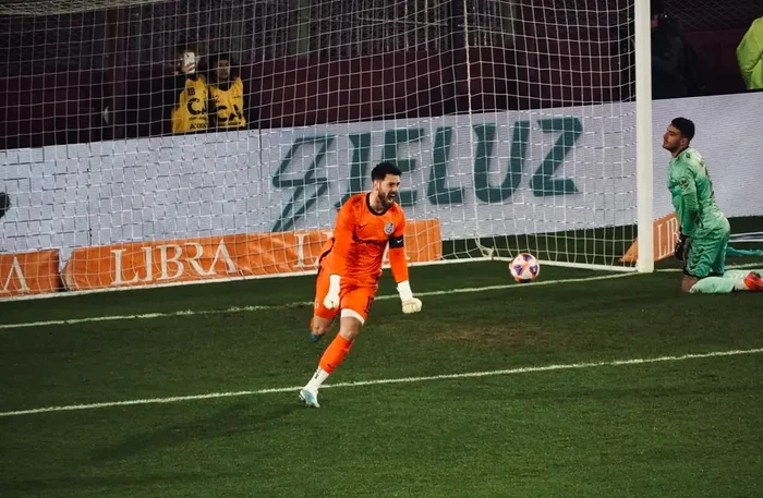 El equipo de Boedo se impuso al "calamar" desde los doce pasos después de un chato empate 0 a 0 en los 90 minutos. Debido al estado del campo de juego debieron cambiar de arco. 