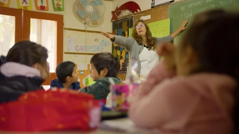 maestra asiste en canoa a la escuela y tiene asistencia perfecta