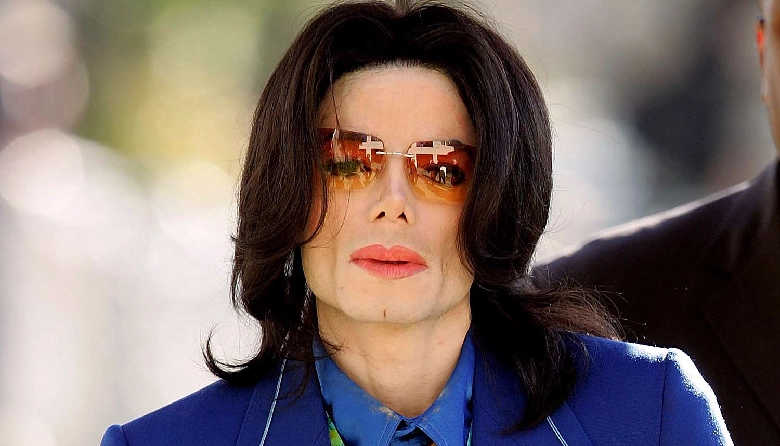 Michael Jackson se encontraba preparándose para su última gira "This Is It", con la cual esperaba destinar parte de lo recaudado a saldar sus obligaciones. 