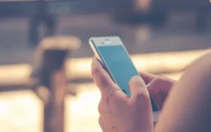 La mitad de los argentinos siente ansiedad cuando no está con su celular