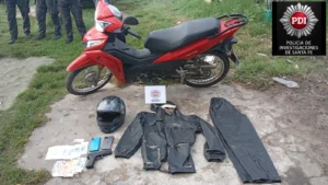 Patrullero de la Policía en Rosario tras una detención por robos