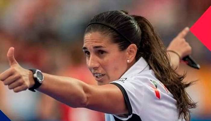La rosarina que marcó historia en el arbitraje femenino de hockey.