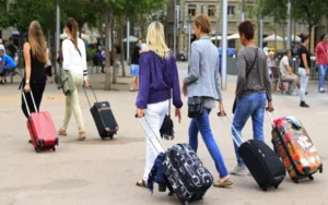 La salida de turistas argentinos al exterior creció más del 73% en enero