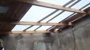 La tormenta provocó la voladura del techo en una vivienda del barrio Antártida Argentina.