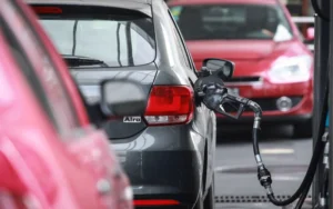 La venta de combustibles en abril fue la más baja en 34 meses