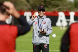 Larriera piensa en el armado del equipo para el debut