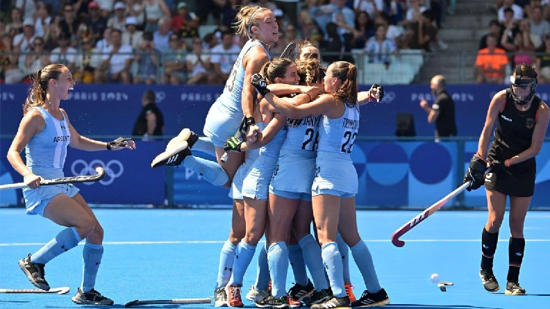 La selección argentina de hockey sobre césped femenina se mide ante Países Bajos en las semifinales de los Juegos Olímpicos para asegurar una medalla.