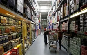 Las ventas en supermercados y mayoristas cayeron hasta 1% mensual en febrero