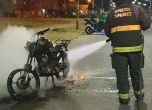 quemó la moto por falta de papeles