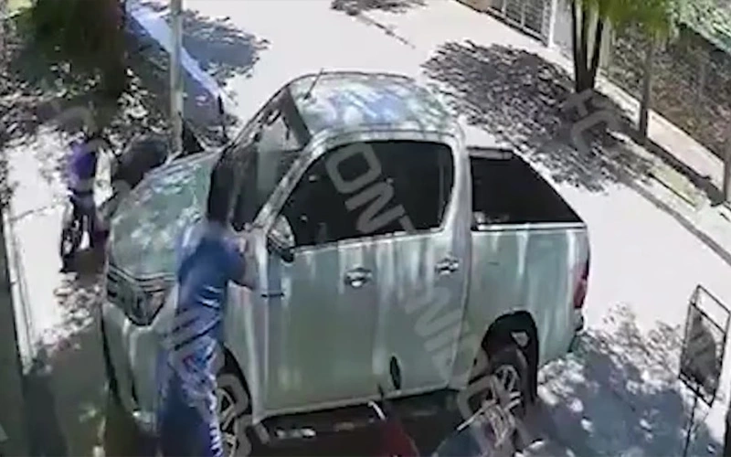 Le rompió el parabrisas de la camioneta por escuchar Ricardo Arjona a todo volumen.